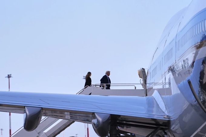 Nach der Trauerfeier für Papst Franziskus ging es für die Trumps zügig zurück an Bord der Air Force One. Trumps Air Force One
