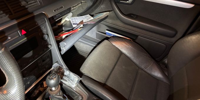 In Niederurnen wurde in Fahrzeug eingebrochen. Diebstahl aus Fahrzeug