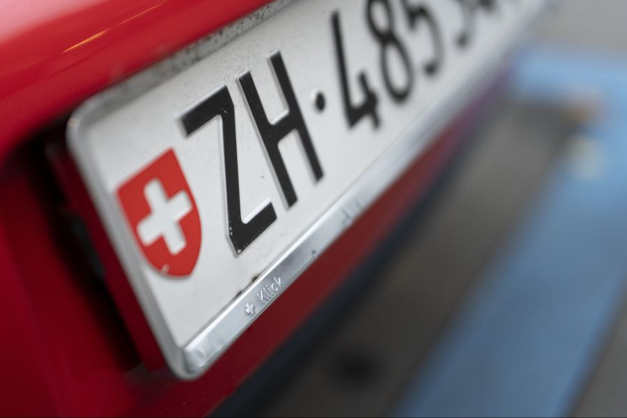 Insgesamt ein Drittel der Geschwindigkeitsverstösse stammt von Fahrzeugen mit Schweizer Kennzeichen. (Symbolbild)
