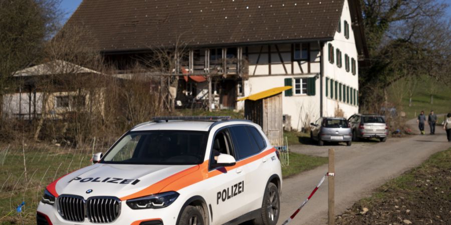 Bei der mutmasslichen Explosion auf dem Gelände der Versuchs- und Schulungsanlage Tätsch bei Illnau-Effretikon ZH kam es zu zahlreichen Sachschäden. Im Bild ein Bauernhaus in der Nähe.