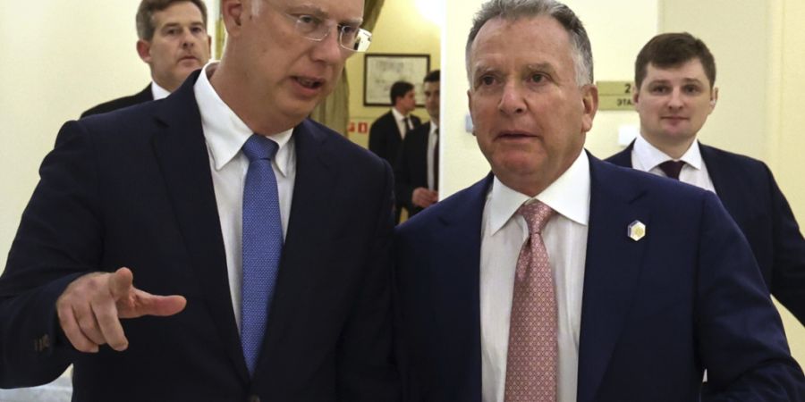 ARCHIV - Auf diesem von der staatlichen russischen Nachrichtenagentur Sputnik via AP veröffentlichten Foto, gehen der Kreml-Unterhändler Kirill Dmitrijew (l) und der Sondergesandte vo...