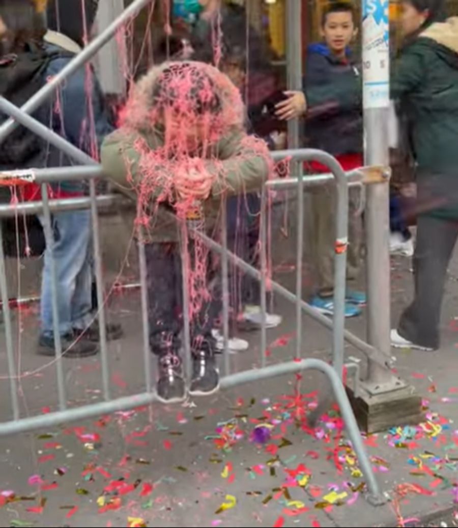 Die Luftschlangensprays, auch als Spaghettisprays bekannt, versprühen bunte Schaumfäden.