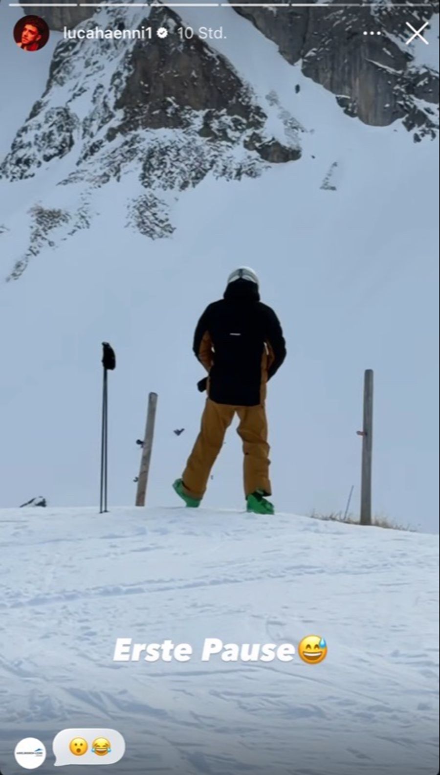 Luca Hänni pinkelt in den Schnee.