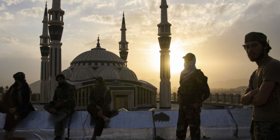 ARCHIV - Taliban stehen Wache auf dem Nadir-Khan-Hügel in Kabul. Foto: Ebrahim Noroozi/AP/dpa