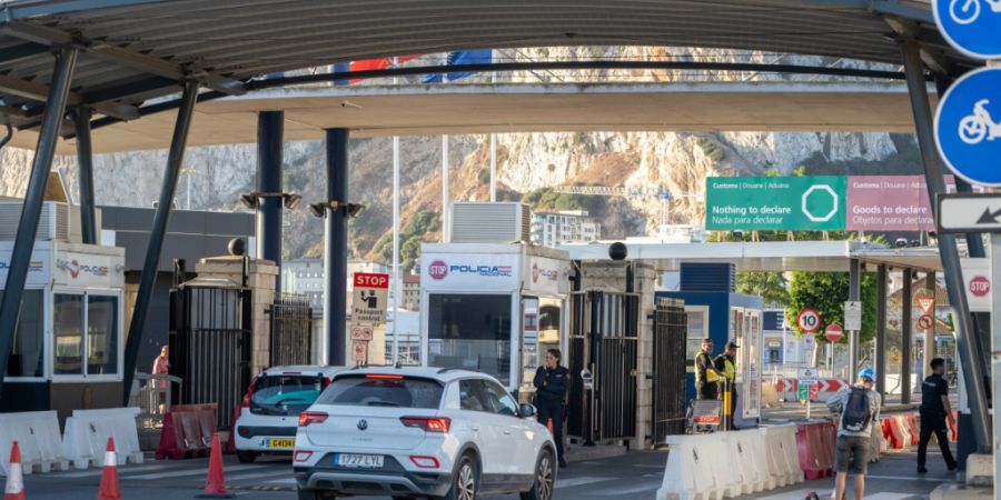 ARCHIV - Autos fahren an der Grenzkontrollstelle in La Linea de Concepcion nach Gibraltar ein. Foto: Marcos Moreno/AP/dpa/Archivbild