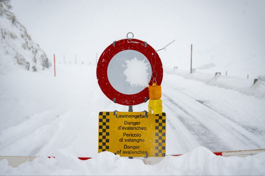 Benjamin Zweifel, Lawinenprognostiker am Institut für Schnee- und Lawinenforschung (SLF), erklärt sich das Phänomen mit der Schneedeckensituation.