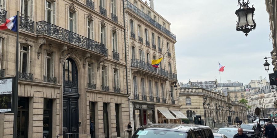 Der Sitz der Edmond de Rothschild Bank (links) im Zentrum von Paris. Foto: Michael Evers/dpa
