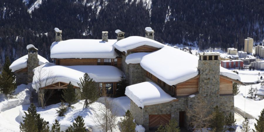 Die Preise für Luxusimmobilien steigen weiter. Das war im vergangenen Jahr vor allem in Bergregionen der Fall. Am teuersten sind Villas in St.Moritz, wie eine Studie der UBS zeigt.(Sym...