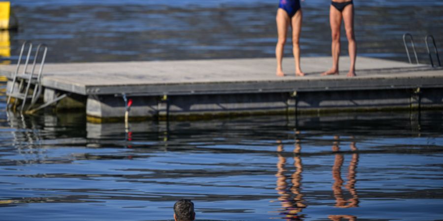 Der erste Sprung in den See wird die meisten Badegäste noch einige Überwindung kosten. (Archivbild)