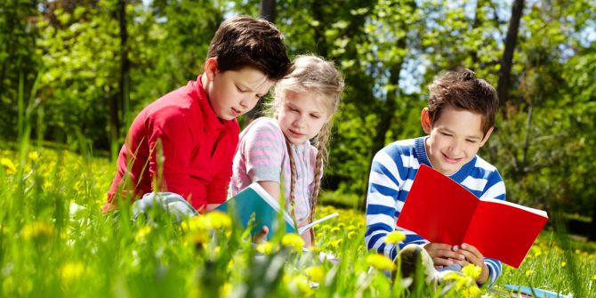 Kinder Schule draussen lernen