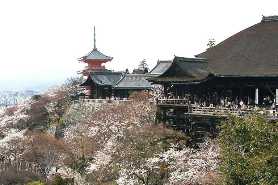 Beispielsweise Kyoto oder die Burg Himeji erhöhen nun die Kosten für Reisende.
