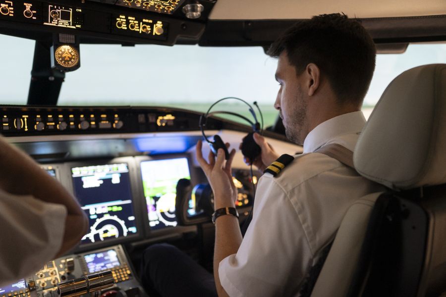 Piloten sehen sich bei den Afghanistan-Flügen deutlich mehr Verantwortung ausgesetzt: Sie koordinieren Position, Höhe und Abstand im Cockpit selbst.