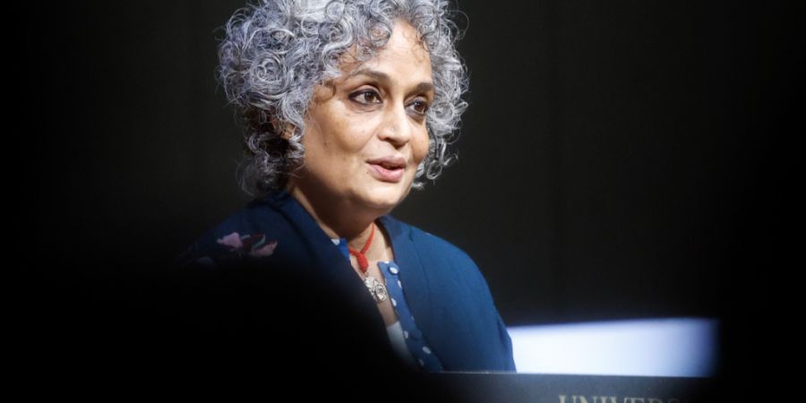 ARCHIV - Die indische Autorin und Aktivistin Arundhati Roy stellt ihr neues Buch «My Harbor and My Storm» in der Aula der Universität von Oslo vor. Foto: Jonas Been Henriksen/NTB/dpa