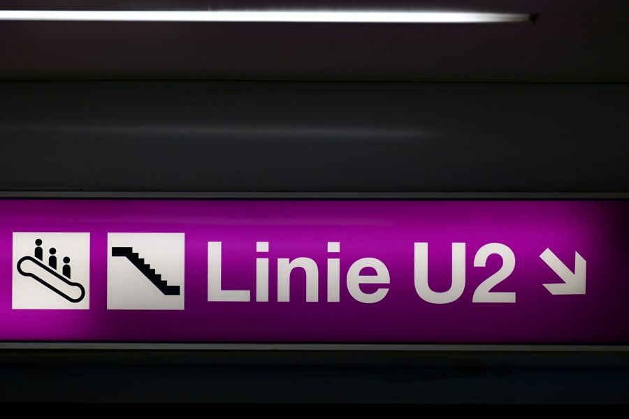 Eingangsschranken, bei denen Reisende ihr Ticket scannen, bevor sie zu den Gleisen gelangen, könnte ebenfalls die Sicherheit erhöhen. (Symbolbild)