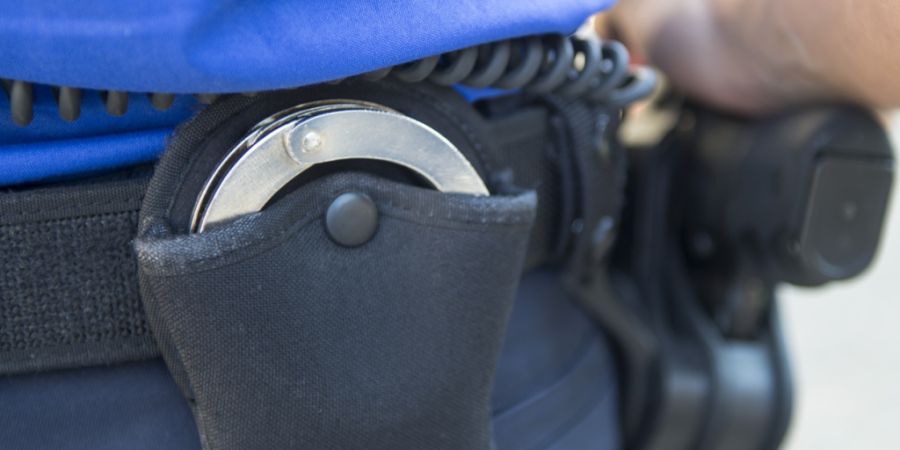 Eine 32-jährige Frau und ein 38-jähriger Mann wurden am Donnerstag kurz vor Mitternacht in Basel beraubt. (Symbolbild)