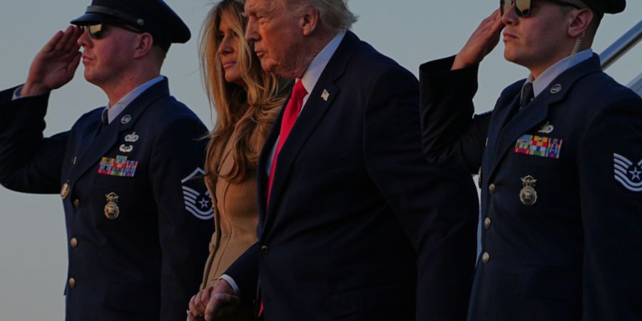 dpatopbilder - US-Präsident Donald Trump und First Lady Melania Trump kommen in der Air Force One am Palm Beach International Airport an. Foto: Matt Rourke/AP/dpa