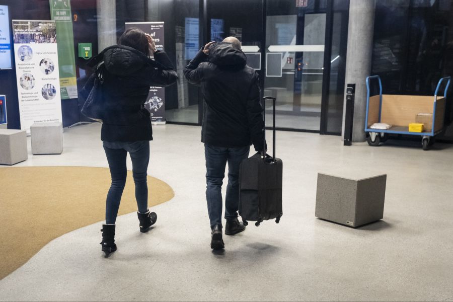 Das Barbetreiber-Ehepaar wurde nach einer Einvernahme von den Eltern der Brandopfer konfrontiert.