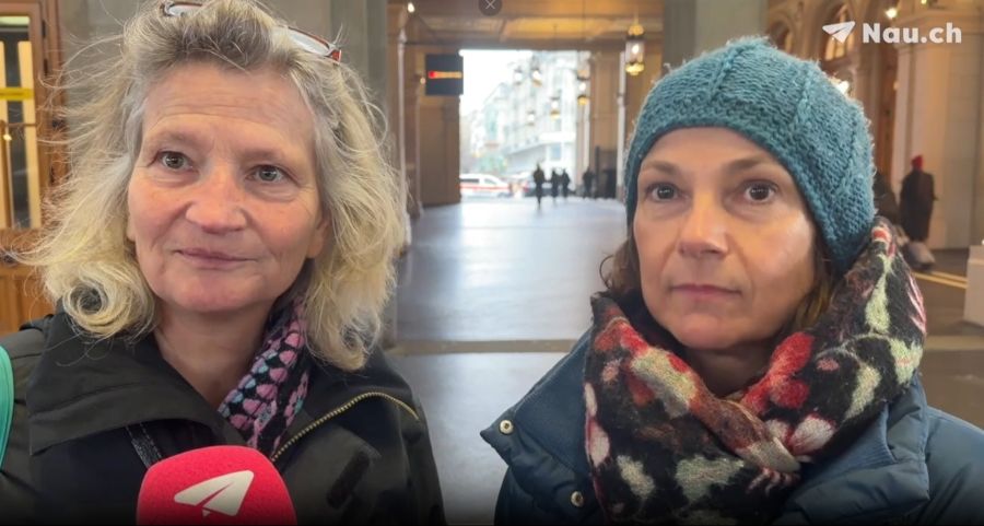 Auch Linda (l., 59) und Klara (r., 56) finden die Idee schlecht.