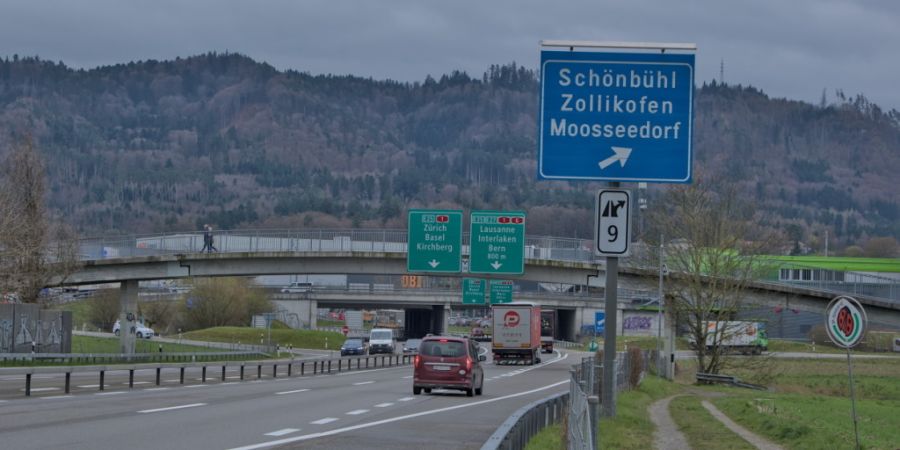 Mit einer Verlängerung der Ausfahrtsspur auf dem Pannenstreifen will das Bundesamt für Strassen den Verkehr beim Autobahnanschluss der A6 in Schönbühl verflüssigen.