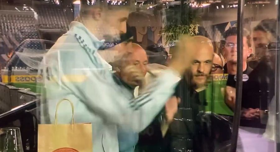 Als sich Bosnien im Penaltyschiessen gegen Wales durchsetzt, jubeln die beiden ausgelassen.