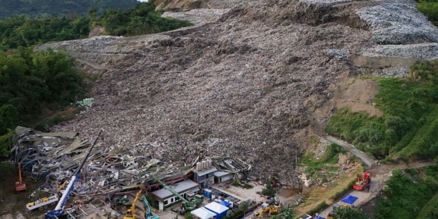 dpatopbilder - Die Such- und Bergungsarbeiten nach vermissten Arbeitern in der eingestürzten Abfallentsorgungsanlage in Binaliw, Cebu City, gehen weiter. Foto: Jacqueline Hernandez/AP/dpa