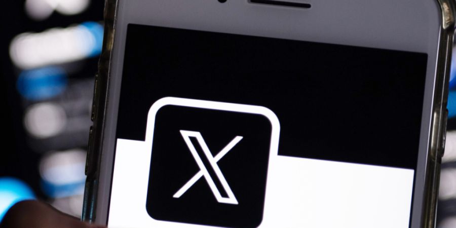 X war in den vergangenen Tagen vermehrt in Kritik geraten. Denn Nutzer können auf der Online-Plattform den KI-Chatbot Grok bislang dazu auffordern, freizügige Bilder von Menschen zu g...