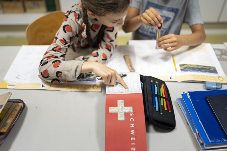 Geografie-Unterricht ist für Aargauer Kinder bald auch am Nachmittag des 1. Mai angesagt. (Symbolbild)
