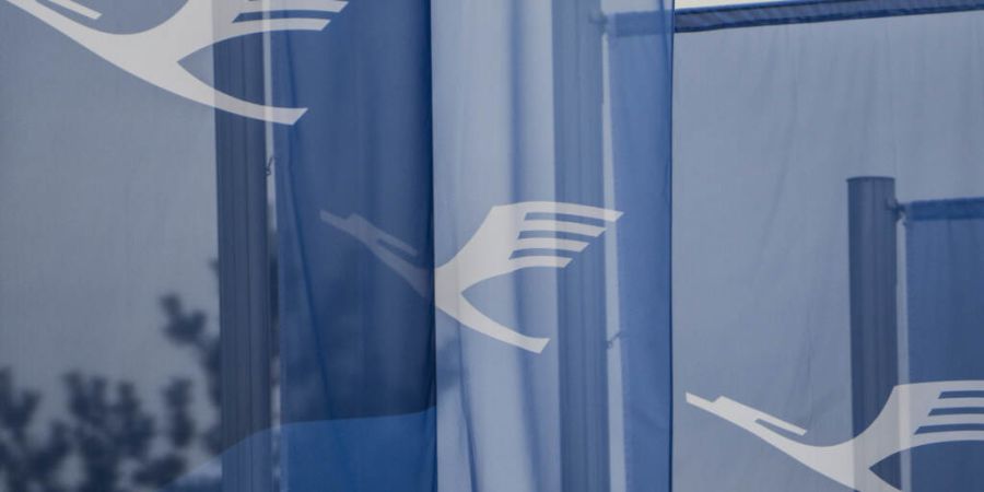 ARCHIV - Vor der Zentrale der Lufthansa Group, dem Lufthansa Aviation Center, flattern mehrere Flaggen mit dem neuen Firmenlogo im Wind. Foto: Andreas Arnold/dpa