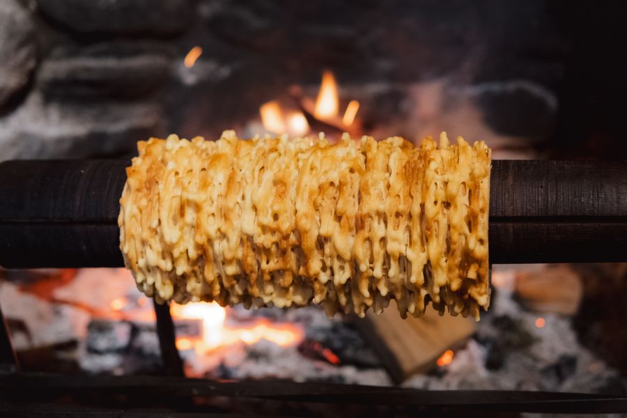 Die Brandenberger Prügeltorte besteht aus Butter, Zucker, Mehl und Eiern.