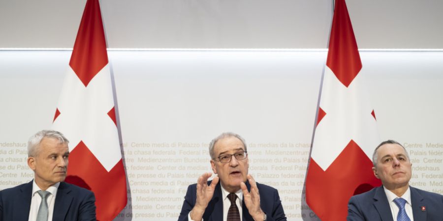 Bundespräsident Guy Parmelin (Mitte), flankiert von Aussenminister Ignazio Cassis (rechts) und Justizminister Beat Jans (links), hat am Freitag den Ball beim EU-Vertragspaket dem Parla...