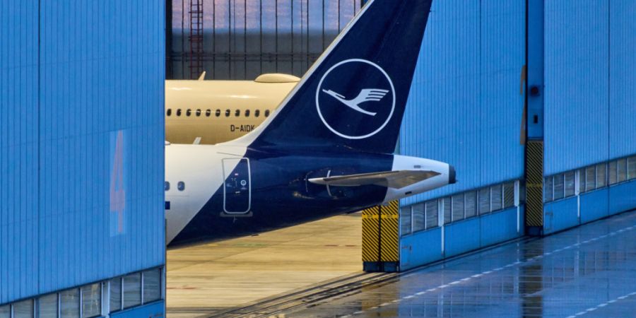 Ein Lufthansa-Flugzeug wird am Vorabend des Streiks in Frankfurt in einen Hangar gestellt.