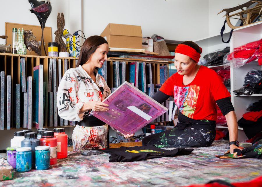 Margret Schiestl ist eine Zillertaler Power-Frau, Künstlerin und Modedesignerin.