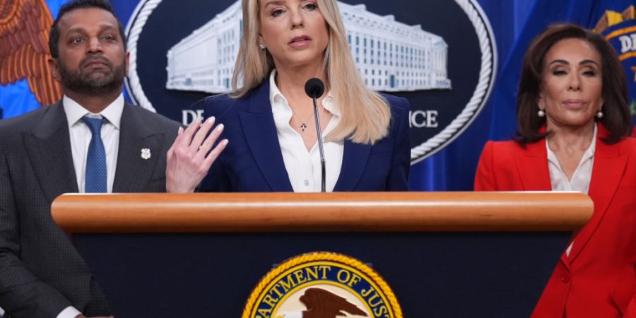 US-Generalstaatsanwältin Pam Bondi (M) FBI-Direktor Kash Patel (l)und Jeanine Pirro, US-Staatsanwältin für den District of Columbia, sprechen vor Reportern im Justizministerium, um d...