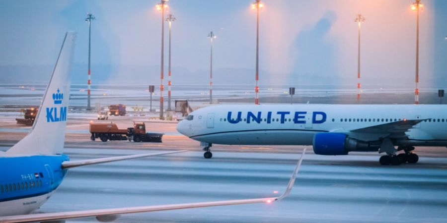 Räumfahrzeuge sind am deutschen Hauptstadtflughafen BER im Einsatz. Foto: Christoph Soeder/dpa