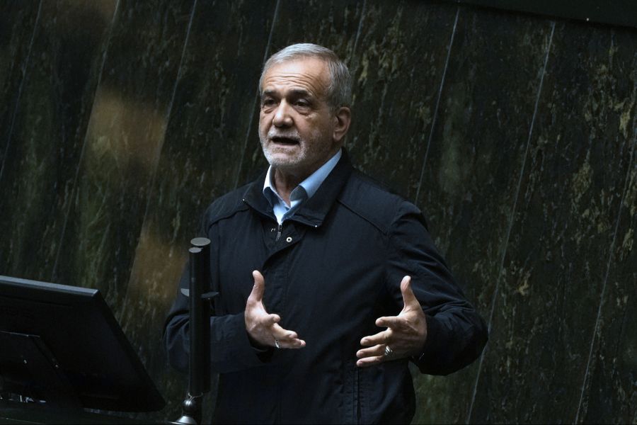 Übergangsweise hat ein dreiköpfiger Rat, darunter Präsident Massud Peseschkian, die Führung des Landes übernommen.