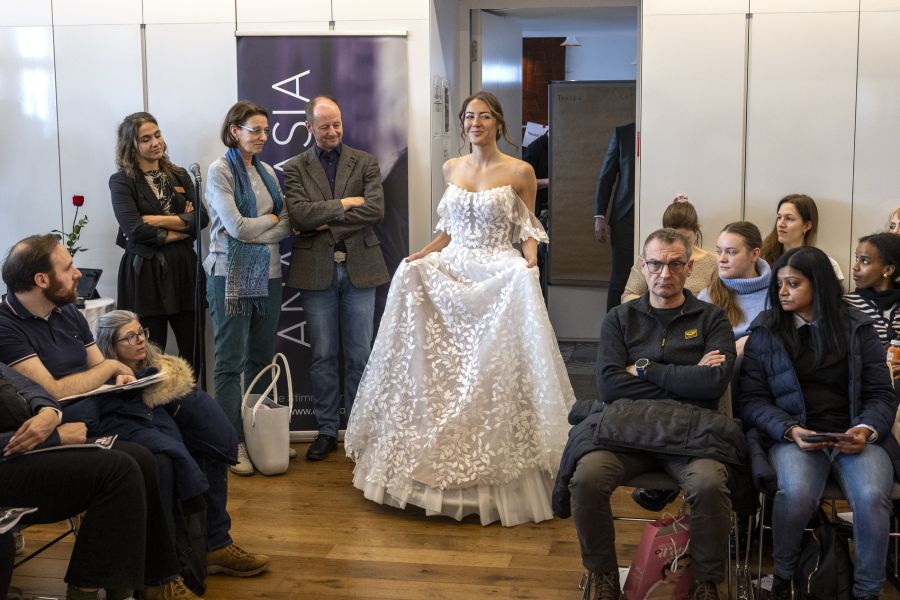 In der Brautmodebranche sinken die Umsätze, verrät eine Insiderin. Abgebildet: Ein Model an einer Berner Hochzeitsmesse im Januar 2026.