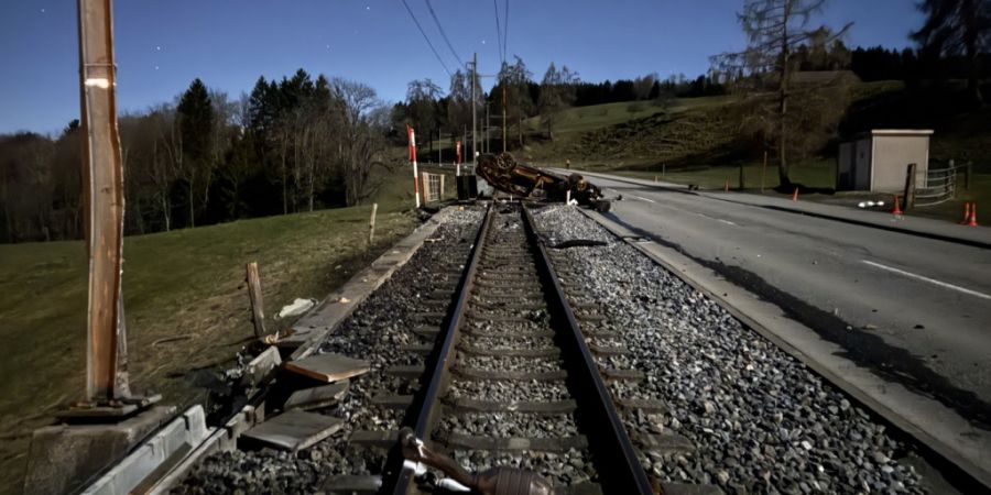 Das Auto landete im Gleisbett der Appenzeller Bahnen. Wegen Reparaturarbeiten ist die Strecke St. Gallen Notkersegg-Trogen der S21 bis in der Nacht auf Sonntag gesperrt.