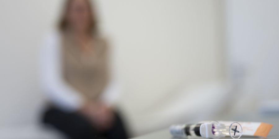 In der Stadt Zürich leben geschätzt bis zu 14'000 Menschen ohne Krankenversicherung, die meisten davon Sans-Papiers. Die Stadt soll nun laut Stadtparlament dauerhaft ihre Gesundheitsv...