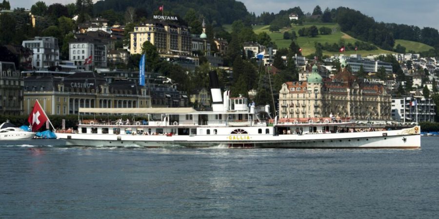 Das Dampfschiff Gallia der Schiffahrtsgesellschaft Vierwaldstättersee (SGV) verlässt das Luzerner Seebecken. (Archivbild)