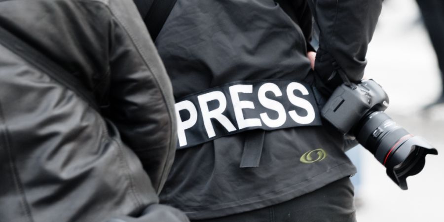 ARCHIV - Ein Fotoreporter bei einer Demonstration in Deutschland. Foto: Markus Scholz/dpa/Archivbild