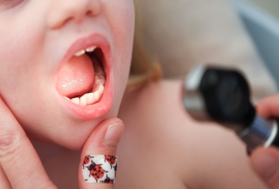 In mehreren Teilen des Landes müssen Kinderärzte mehr Kinder betreuen, als das vom Ärzteverband FMH empfohlen wird.