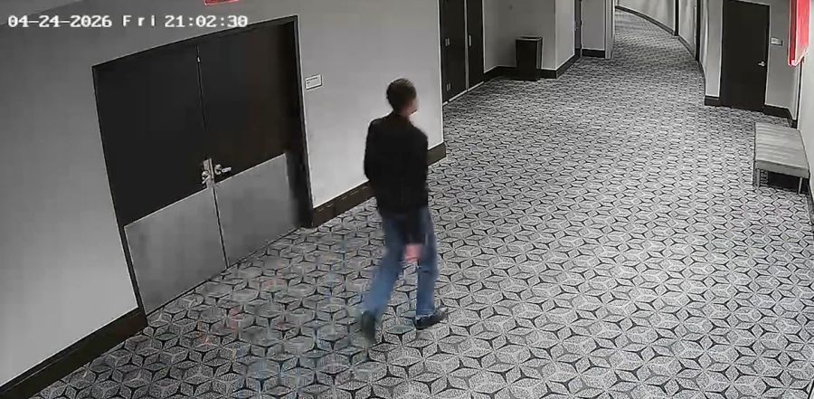 Anschliessend läuft der 31-Jährige wieder über den Gang zurück.