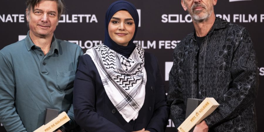 Der Regisseur Nicolas Wadimoff, Gewinner des «Prix de Soleure» mit «Qui vit encore», rechts, Protagonistin Haneen Harara, Mitte, und der Produzent Philippe Coeytaux, links, posieren kur...