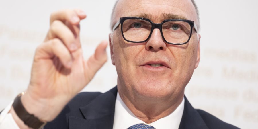 Mit einer befristeten Erhöhung der Mehrwertsteuer sollen laut Verteidigungsminister Martin Pfister die Mehrausgaben für die Sicherheit in der Schweiz gedeckt werden.