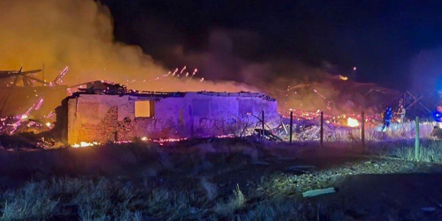 ARCHIV - Rettungskräfte löschen ein Feuer nach einem russischen Angriff in der Region Odessa (Archivbild). Foto: Uncredited/Ukrainian Emergency Service/dpa