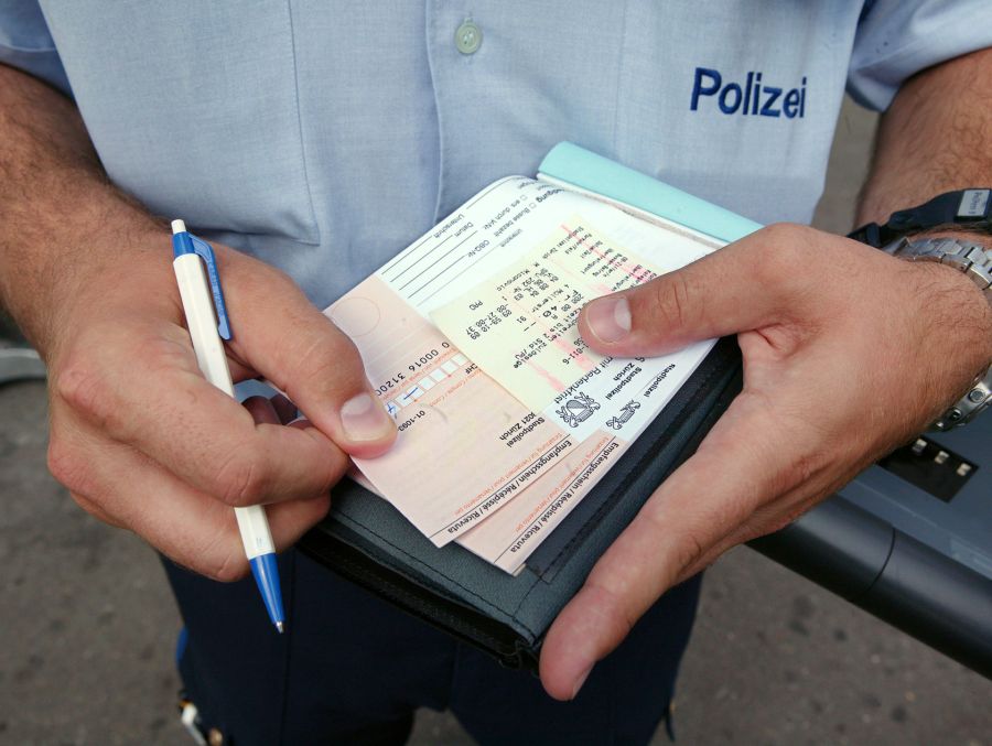 Allein von Montag bis Freitag bestrafte die Kantonspolizei Graubünden 359 Falschparker.