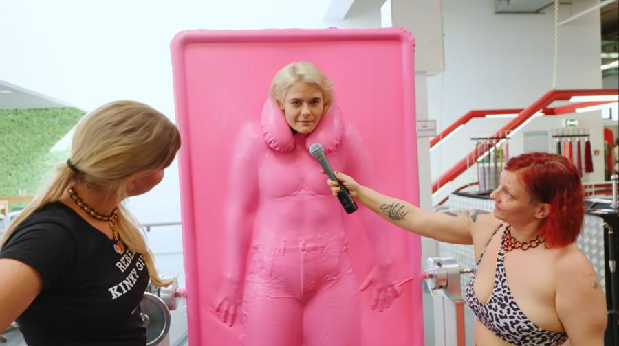 Hazel selbst scheint von ihrer vakuumierten Figur weniger begeistert.