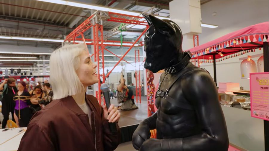 Später trifft die Komikerin auf einen Mann im Muscle Suit inklusive Hundekopf.