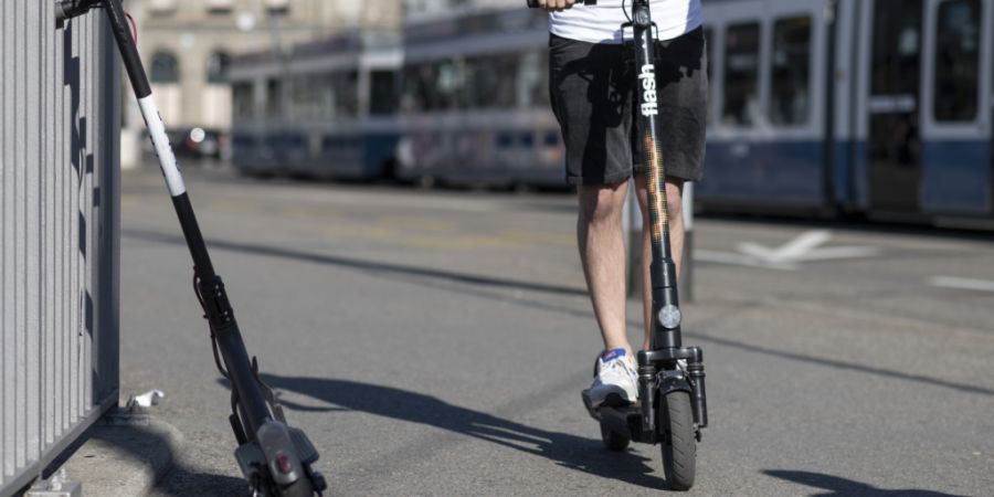 Die Freiburger Polizei erwischte am Sonntag einen E-Trottinettfahrer mit illegalem Gefährt. (Symbolbild)