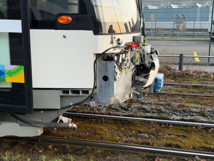 Der Sachschaden welcher bei dieser Kollision entstand, beträgt alleine schon beim Tram mehrere Zehntausend Franken.